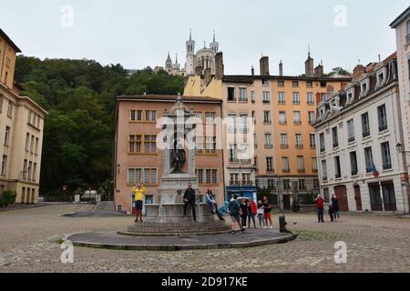 Place Saint-Jean von der UNESCO zum Weltkulturerbe erklärt, Lyon, Frankreich. Die Basilika Notre-Dame de Fourviere ist oben zu sehen. Stockfoto