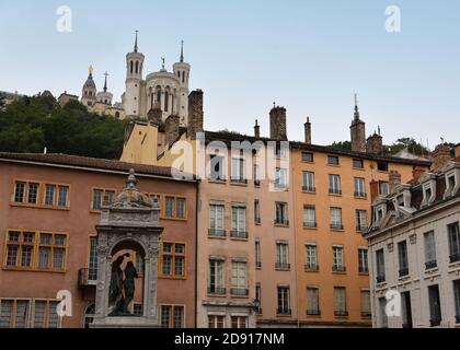 Place Saint-Jean von der UNESCO zum Weltkulturerbe erklärt, Lyon, Frankreich. Die Basilika Notre-Dame de Fourviere ist oben zu sehen. Stockfoto