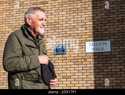 Fountainbridge, Edinburgh, Schottland, Großbritannien, 2. November 2020. Dr. Mike Ewart, Direktor des SIET (Scottish International Education Trust), würd Sir Sean Connery nach der Nachricht seines Todes an der Gedenktafel in Melvin Walk in der Nähe des Elternhauses des Schauspielers seinen Respekt zollen. SIET wurde 1971 von Sir Sean Connery mit seiner 1 Million Dollar Gebühr für Diamonds are Forever gegründet und gewährt Stipendien für aus- und Weiterbildung, um Schotten dabei zu helfen, ihr Versprechen auf Exzellenz zu zeigen Stockfoto