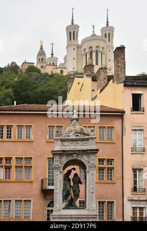 Place Saint-Jean von der UNESCO zum Weltkulturerbe erklärt, Lyon, Frankreich. Die Basilika Notre-Dame de Fourviere ist oben zu sehen. Stockfoto