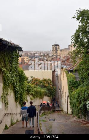 Treppen den Hügel von Vieux Lyon hinauf zur Basilika Notre Dame de Fourviere und Blick über die Dächer in Altstadt von Lyon in Frankreich Stockfoto
