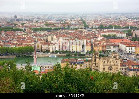 Lyon, Frankreich - 19. August 2019. Blick auf die Stadt Lyon von der Esplanade de Fourviere, Frankreich Stockfoto