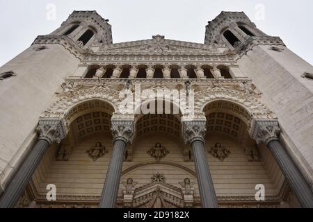 Lyon, Frankreich - 19. August 2019. Außenansicht der Basilika Notre-Dame de Fourviere in Lyon, Rhone-Alpes, Frankreich. Stockfoto