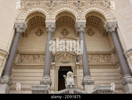 Lyon, Frankreich - 19. August 2019. Außenansicht der Basilika Notre-Dame de Fourviere in Lyon, Rhone-Alpes, Frankreich. Stockfoto
