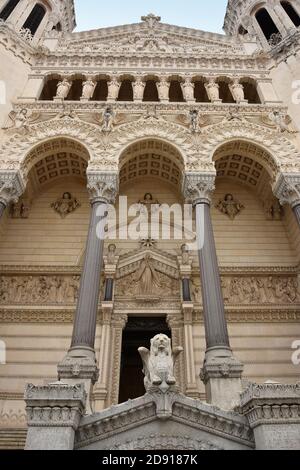 Lyon, Frankreich - 19. August 2019. Außenansicht der Basilika Notre-Dame de Fourviere in Lyon, Rhone-Alpes, Frankreich. Stockfoto