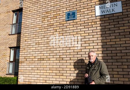 Fountainbridge, Edinburgh, Schottland, Großbritannien, 2. November 2020. Dr. Mike Ewart, Direktor des SIET (Scottish International Education Trust), würd Sir Sean Connery nach der Nachricht seines Todes an der Gedenktafel in Melvin Walk in der Nähe des Elternhauses des Schauspielers seinen Respekt zollen. SIET wurde 1971 von Sir Sean Connery mit seiner 1 Million Dollar Gebühr für Diamonds are Forever gegründet und gewährt Stipendien für aus- und Weiterbildung, um Schotten dabei zu helfen, ihr Versprechen auf Exzellenz zu zeigen Stockfoto