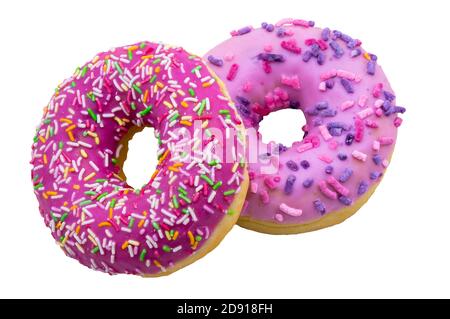 Erdbeer- und Himbeer-Donuts, Walnussdonut auf weißem Grund, zwei Beerendonuts, rosa Donuts, drei, zwei Donuts in rosa Glasuren Stockfoto