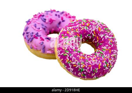 Erdbeer- und Himbeer-Donuts, Walnussdonut auf weißem Grund, zwei Beerendonuts, rosa Donuts, drei, zwei Donuts in rosa Glasuren Stockfoto