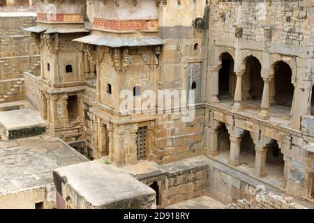 Der Chand Baori ist ein Steepwell von König Chanda in der Abhaneri Dorf in Rajasthan im 9. Jahrhundert gebaut. Es besteht aus 3,500 Schritten aus ston Stockfoto