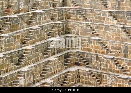 Der Chand Baori ist ein Steppbrunnen, der von König Chanda im Dorf Abhaneri in Rajasthan im 9. Jahrhundert erbaut wurde. Es besteht aus 3,500 Steinstufen Stockfoto