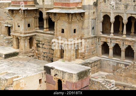 Der Chand Baori ist ein Steepwell von König Chanda in der Abhaneri Dorf in Rajasthan im 9. Jahrhundert gebaut. Es besteht aus 3,500 Schritten aus ston Stockfoto