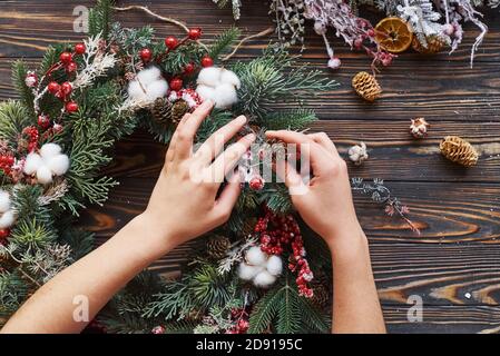 Frau kümmert sich um Ornament. Ansicht von oben auf weihnachten festliche Rahmen mit Neujahr Dekorationen Stockfoto