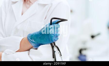 Nahaufnahme. Stethoskop in der Hand einer Ärztin. Stockfoto