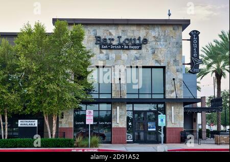 Houston, Texas/USA 10/23/2020: Bar Louie Building exterior in Houston, TX. Restaurant Gastrobar Kette Franchise im Jahr 1990 gegründet. Stockfoto