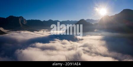 Luftaufnahme über wolkenbedeckten Grundlsee im Ausseerland Stockfoto