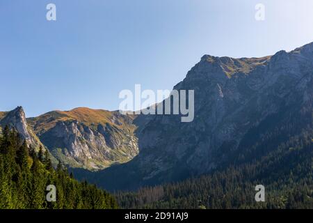 Tatra-Gebirge-Landschaft mit den Gipfeln Giewont, Siodlowa Turnia, Mnichowe Turnie und Wielka Turnia, von der Wielka Polana Malolacka Glade im Herbst gesehen, Stockfoto