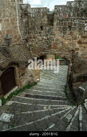 Altes Tor von Sovana in Pitigliano. Pitigliano, Grosseto, Toskana, Italien, Europa Stockfoto