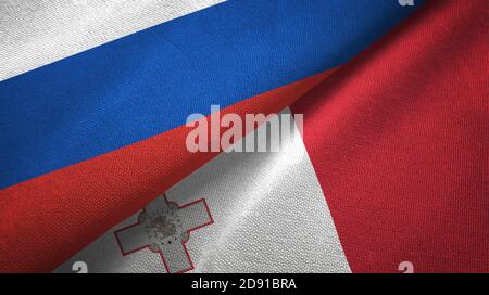 Russland und Malta zwei Flaggen Textiltuch, Stoff Textur Stockfoto