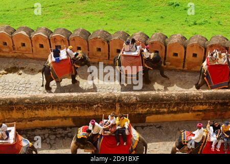 Amer, Indien - 16. August 2016: Touristen, die eine Fahrt auf dem Elefanten im Amber Fort in Amer, Jaipur, Rajasthan, Indien. Stockfoto