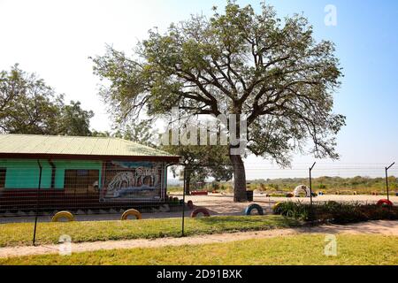 Sabi Sabi, Südafrika - 5. Mai 2012: Leeres geschlossenes afrikanisches Schulgebäude in einer kleinen ländlichen Stadt Stockfoto