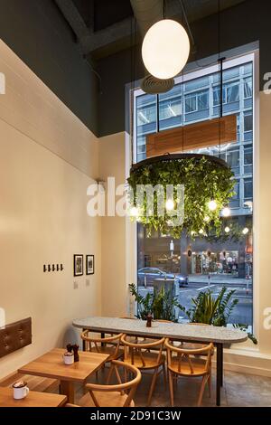 Sitzbereich. Gails Bakery Southbank, London, Großbritannien. Architekt: Holland Harvey Architects , 2018. Stockfoto