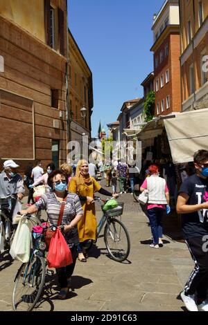 Forlì, Italien - 01. Juni 2020: Via delle Torri in der Innenstadt während eines Markttages. Viele Menschen tragen eine schützende Gesichtsmaske gegen coro Stockfoto