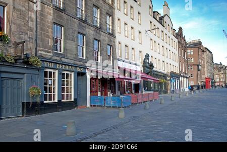 Edinburgh Stadtzentrum, Schottland, Großbritannien. November 2020. Edinburgh unterliegt nun Tier-3-Beschränkungen, der zweithöchsten Alarmstufe. In der dritten Ebene dürfen die Gaststätten geöffnet werden, aber es kann kein Alkohol verkauft werden, und sie müssen um 18:00 Uhr geschlossen werden. Obwohl einige geöffnet haben, haben die meisten Betriebe, die normalerweise Alkohol verkaufen und Mahlzeiten anbieten, entschieden, nicht zu öffnen. Im Bild: Pubs in Grassmarket, die geschlossen geblieben sind. Überall ist es ruhig, einschließlich Cafés und Touristenläden. Stockfoto