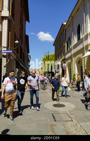 Forlì, Italien - 01. Juni 2020: Via delle Torri in der Innenstadt während eines Markttages. Viele Menschen tragen eine schützende Gesichtsmaske gegen coro Stockfoto