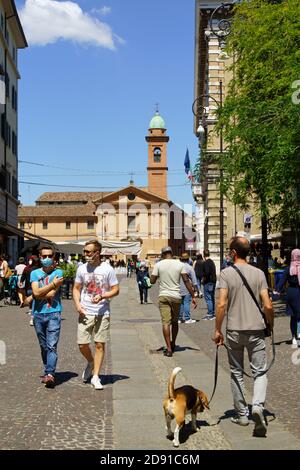 Forlì, Italien - 01. Juni 2020: Via delle Torri und Corpus Domini Kirche und Kloster in der Innenstadt während eines Straßenmarkttages. Viele Leute um uns herum Stockfoto