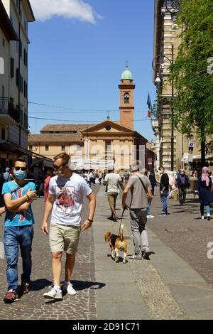 Forlì, Italien - 01. Juni 2020: Via delle Torri und Corpus Domini Kirche und Kloster in der Innenstadt während eines Straßenmarkttages. Viele Leute um uns herum Stockfoto