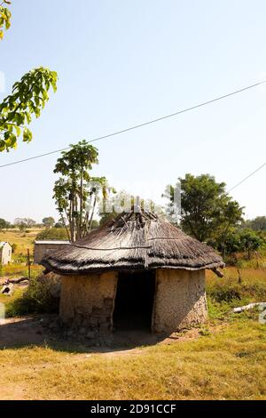 Sabi Sabi, Südafrika - 5. Mai 2012: Traditionelle runde afrikanische Wohnung aus Lehm mit Strohdach Stockfoto