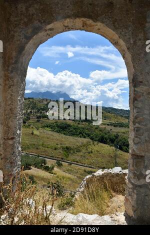 Die Ruinen eines verlassenen Dorfes in Cirella, einer Ortschaft in der Region Kalabrien, Italien. Stockfoto