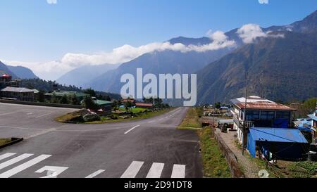 Start- und Landebahn des beliebten Tenzing-Hillary Airport (IATA: LUA) in Lukla, Khumbu Region, Nepal, gilt als einer der gefährlichsten Flughäfen weltweit. Stockfoto