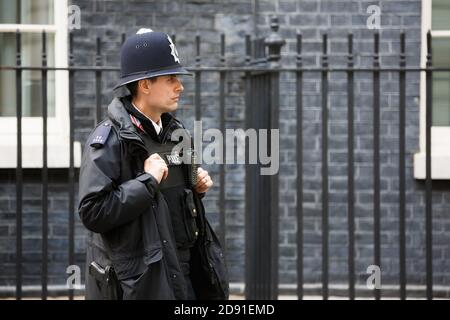 LONDON, Großbritannien - Apr 19, 2017: Metropolitan Police Officer im Dienst an 10 Downing Street offizielle Residenz des ersten Lord of the Treasury, Hauptsitz von Stockfoto