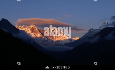 Atemberaubender Panoramablick auf das Mount Everest-Massiv (einschließlich Nuptse und Lhotse) und Ama Dablam mit beleuchteten Gipfeln in der Abendsonne vor Sonnenuntergang. Stockfoto