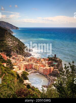 Landschaftlich schöne Aussicht auf das Dorf Vernazza in Cinque Terre, Italien Stockfoto