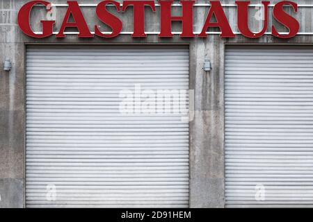 Köln, Deutschland. November 2020. Die Fensterläden werden in einem geschlossenen Restaurant abgesenkt. Quelle: Rolf Vennenbernd/dpa/Alamy Live News Stockfoto