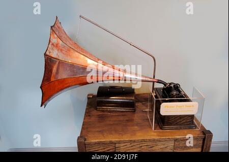 Früher Phonograph oder Plattenspieler erfunden von Thomas Elva Edison Ist in einem Museum in seiner Jugendstadt ausgestellt Port Huron Michigan Stockfoto