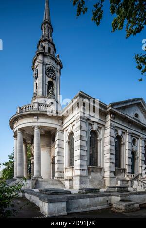 Blick auf Südlage und Portikus mit Kirchturm. St. Paul's, Deptford, Deptford, Großbritannien. Architekt: Thomas Archer, 1730. Stockfoto