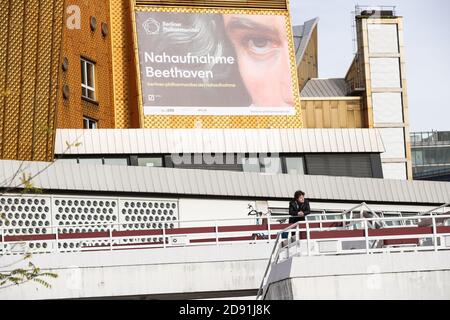 Berlin, Deutschland. November 2020. Ein Mann steht am Handlauf der geschlossenen Berliner Philharmonie in Berlin, Hauptstadt Deutschlands, 2. November 2020. Bund und Länder haben sich mit Wirkung zum 2. November darauf geeinigt, weitreichende Kontaktbeschränkungen im Alltag einzuführen, um den steilen Anstieg von COVID-19-Infektionen einzudämmen, berichtete die Deutsche Presseagentur (dpa) am Mittwoch. Quelle: Shan Yuqi/Xinhua/Alamy Live News Stockfoto