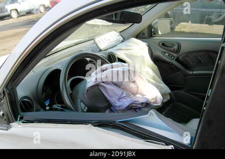 Ergebnisse eines Zweiauto-Autounfall, wo Airbags Bereitgestellt und Leben gerettet Stockfoto