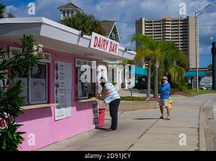 Zwei Männer stehen in einem Geschäft in Daona Beach, FL, für Eis an. Stockfoto