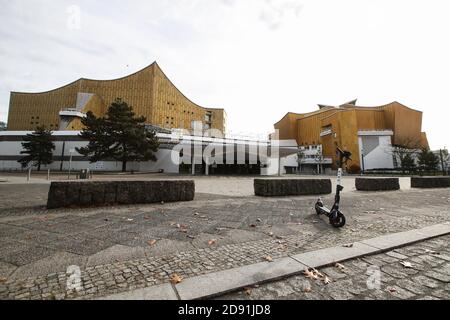 Berlin, Deutschland. November 2020. Vor der geschlossenen Berliner Philharmonie in Berlin, Hauptstadt Deutschlands, ist am 2. November 2020 ein E-Scooter geparkt. Bund und Länder haben sich mit Wirkung zum 2. November darauf geeinigt, weitreichende Kontaktbeschränkungen im Alltag einzuführen, um den steilen Anstieg von COVID-19-Infektionen einzudämmen, berichtete die Deutsche Presseagentur (dpa) am Mittwoch. Quelle: Shan Yuqi/Xinhua/Alamy Live News Stockfoto