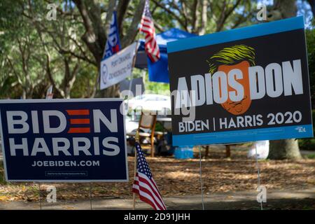Port Orange, USA. Oktober 2020. Ein Biden/Harris-Zeichen und ein Anti-Trump-Zeichen stehen an einer Wahlstation in Florida. Stockfoto