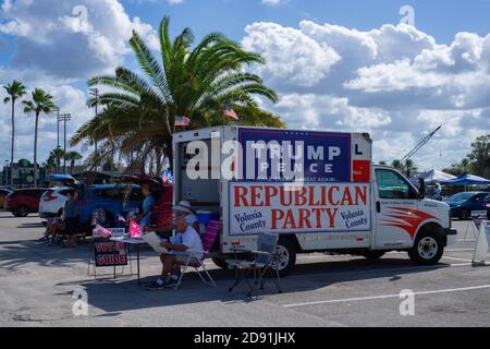 Daytona Beach, USA. Oktober 2020. Trump-Anhänger sitzen vor einer Wahlstation in Daytona Beach. Stockfoto