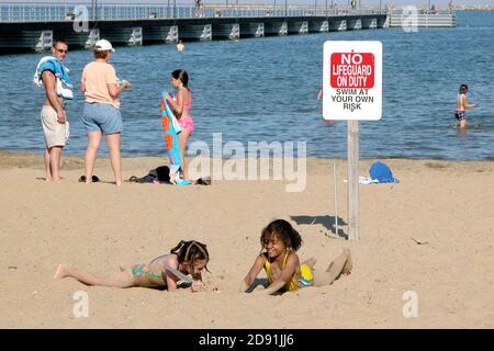 Schild an öffentlichen Strandstaaten kein Rettungsschwimmer im Dienst - Schwimmen auf eigene Gefahr Stockfoto