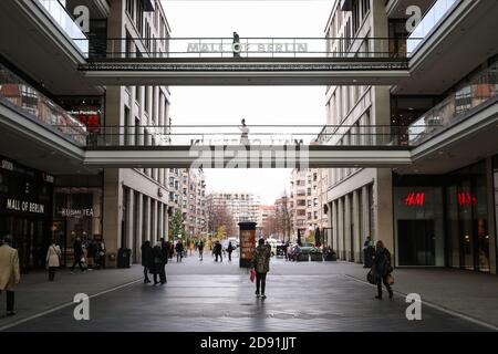 Berlin, Deutschland. November 2020. Fußgänger werden in einem Einkaufszentrum in Berlin, Hauptstadt von Deutschland, 2. November 2020 gesehen. Bund und Länder haben sich mit Wirkung zum 2. November darauf geeinigt, weitreichende Kontaktbeschränkungen im Alltag einzuführen, um den steilen Anstieg von COVID-19-Infektionen einzudämmen, berichtete die Deutsche Presseagentur (dpa) am Mittwoch. Quelle: Shan Yuqi/Xinhua/Alamy Live News Stockfoto