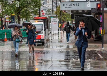 London, Großbritannien. November 2020. Die Käufer sind immer noch in der Oxford Street, trotz des Regens, am Tag, nachdem die Regierung ankündigt, dass am Donnerstag eine neue Sperre beginnt. Kredit: Guy Bell/Alamy Live Nachrichten Stockfoto