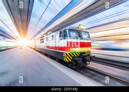 Elektrische Lokomotive Hauptlokomotive fährt vom Stadtbahnhof unter Das Dach Stockfoto