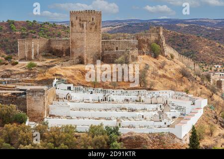 Mertola Castle, Baixo Alentejo, Portugal und Friedhof Stockfoto